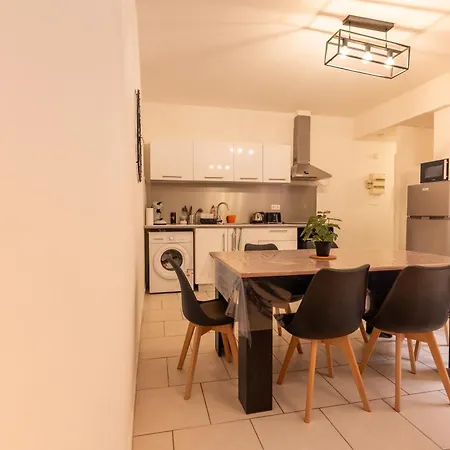 équipé 6 à 8 Couchages Au Cœur De Appartamento Béziers